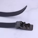 کمربند ریلی چرم طبیعی مردانه طرح پوست ماری مشکی - Image 3