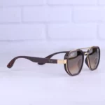 نمای کنار عینک آفتابی ری بن فراری فریم طلایی عدسی قهوه ای RB 3674/8